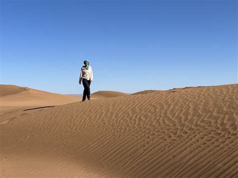  Aventures Dans Le Désert Bu müzik parçası hem meditatif bir atmosfer yaratarak hem de kaotik ritmlerin iç içe geçtiği bir deneyim sunuyor.